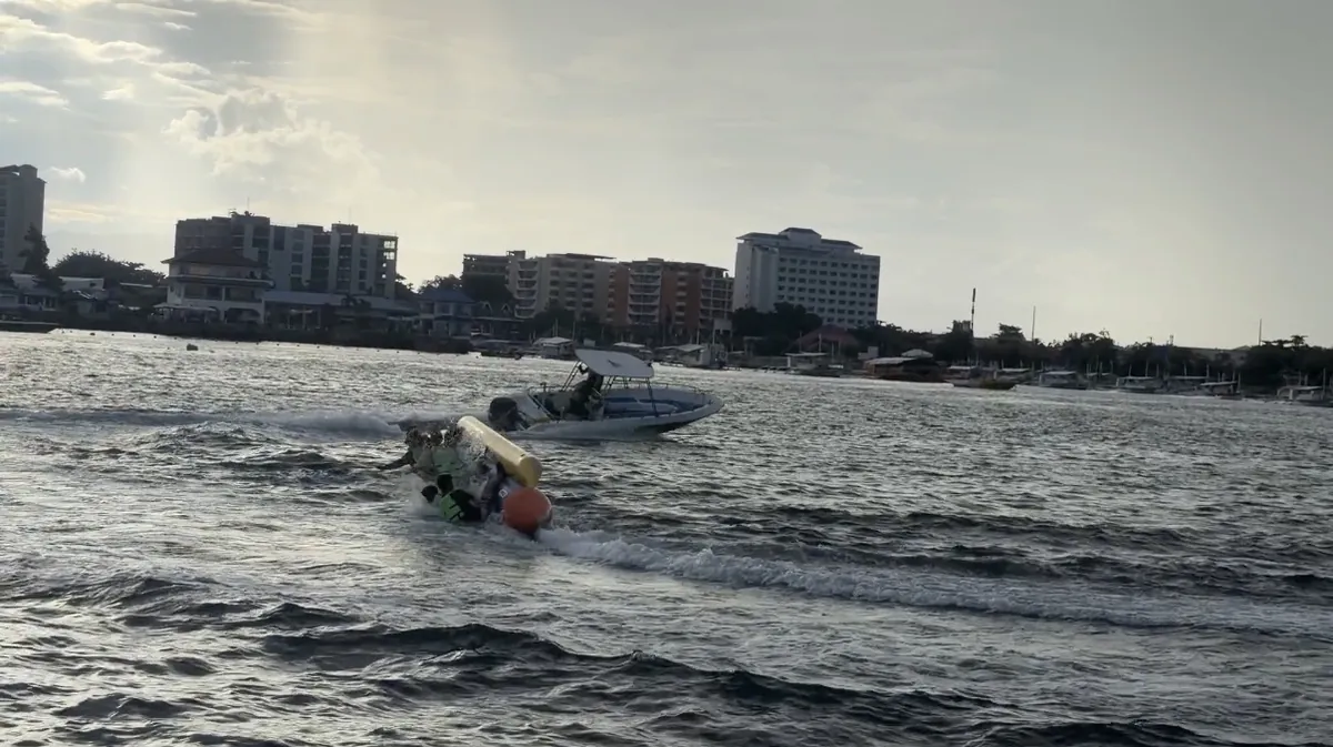 バナナボートが横倒しになり参加者が海に落ちる瞬間