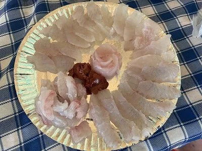 ラプラプの刺身の盛り合わせ。中央に肝が添えられている