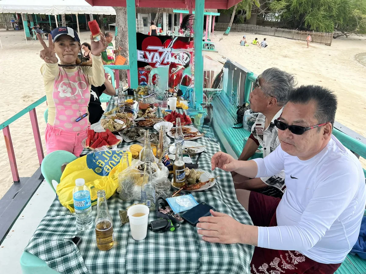 コテージのテーブルに並んだBBQランチと買い足した海鮮