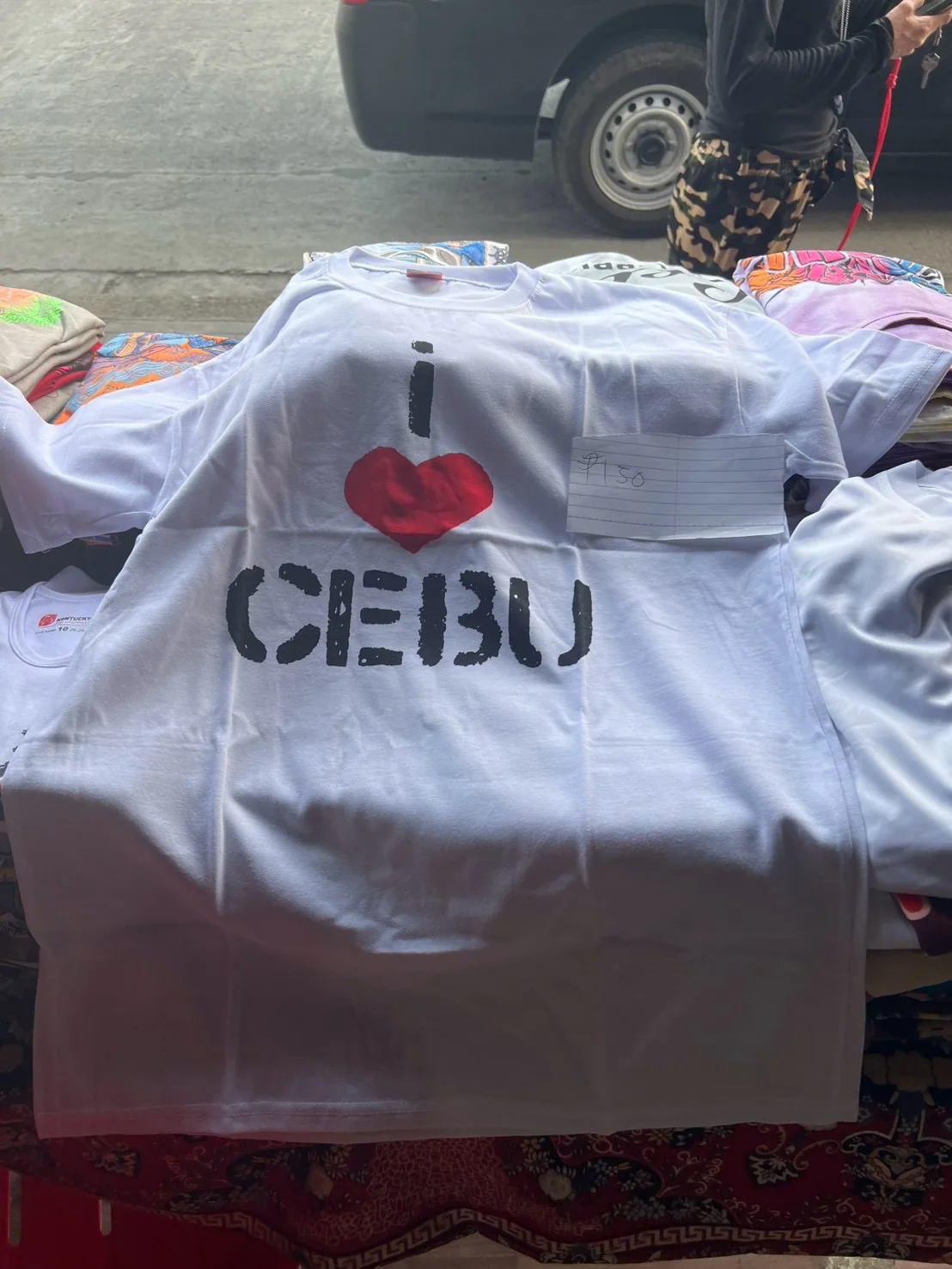 セブ島ローカルお土産屋のi love CEBU Tシャツ。値札は150ペソ