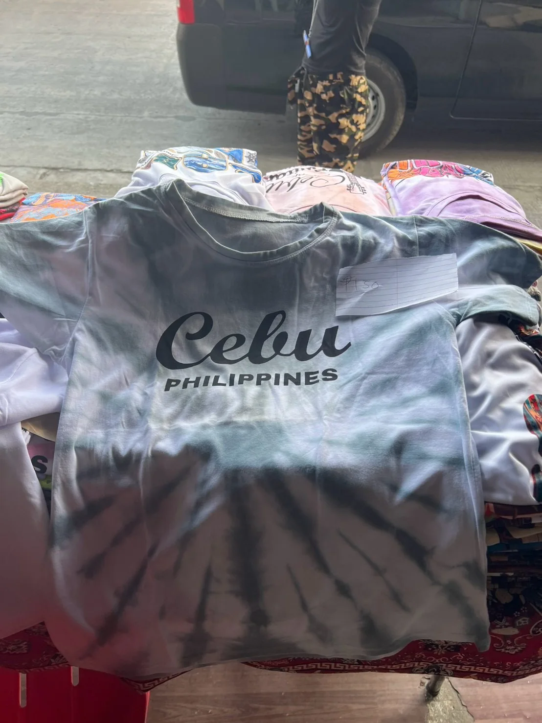 セブ島ローカルお土産屋のタイダイ染めCebu PHILIPPINESロゴTシャツ。値札は150ペソ