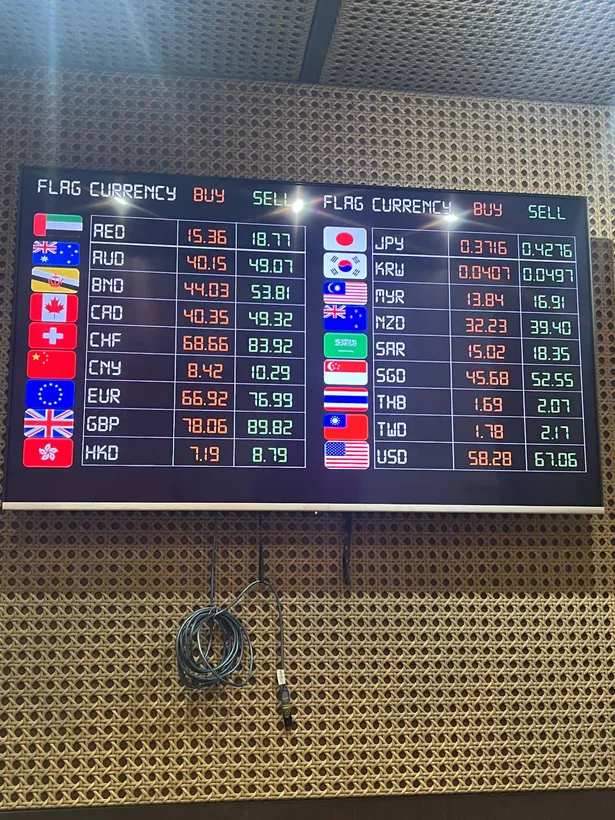 マクタン・セブ国際空港の両替所のレート表示。日本円のBUYは0.3716、SELLは0.4276