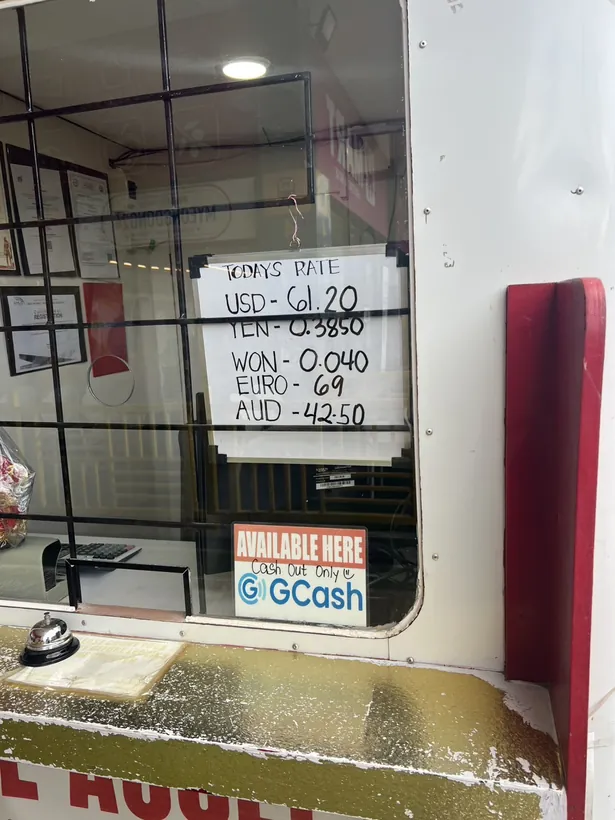 マクタン島のLGガーデン横にある両替所の手書きレート表。日本円は0.3850