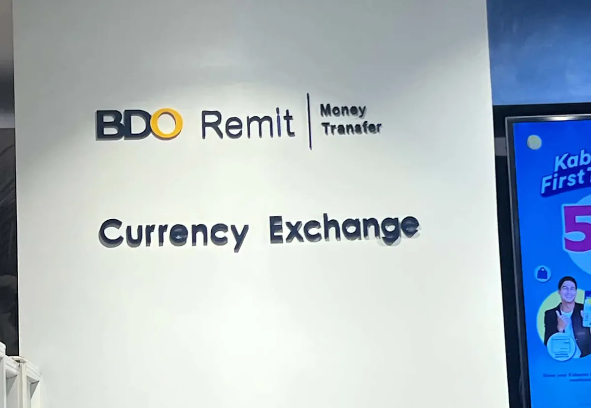 SMシティセブにあるBDO Remitの両替所の看板