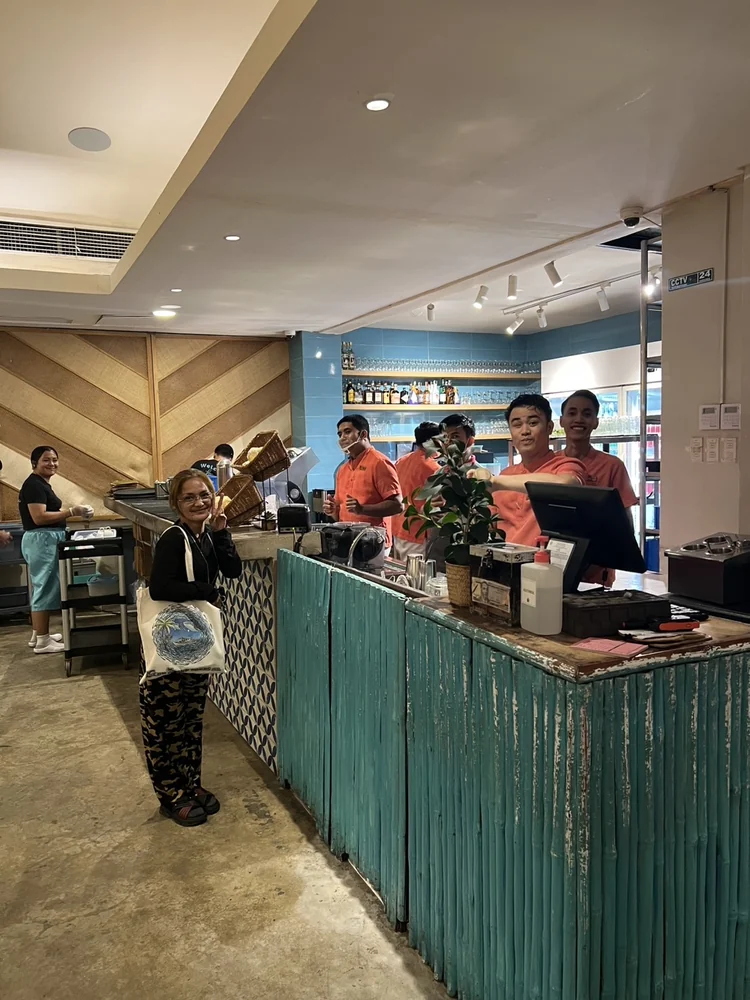 ハウスオブレチョンのレジカウンターに立つ当社スタッフとお店のスタッフ
