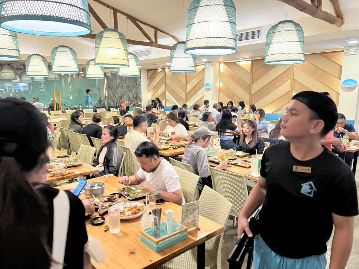 ハウスオブレチョンの満席の店内