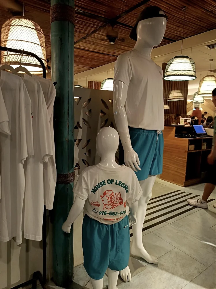 ハウスオブレチョンのTシャツと短パンを着たマネキン