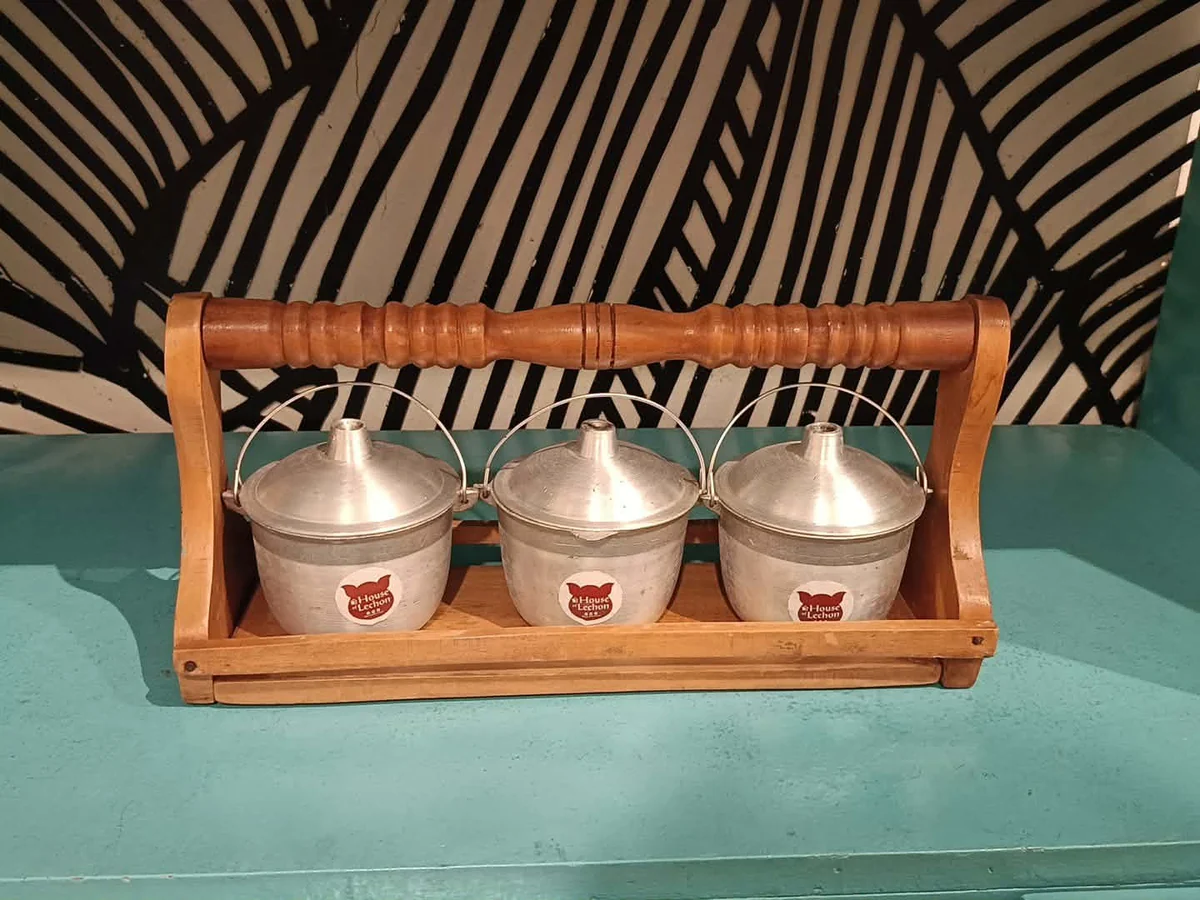 木製フレームに3個セットされたハウスオブレチョンのライスポット
