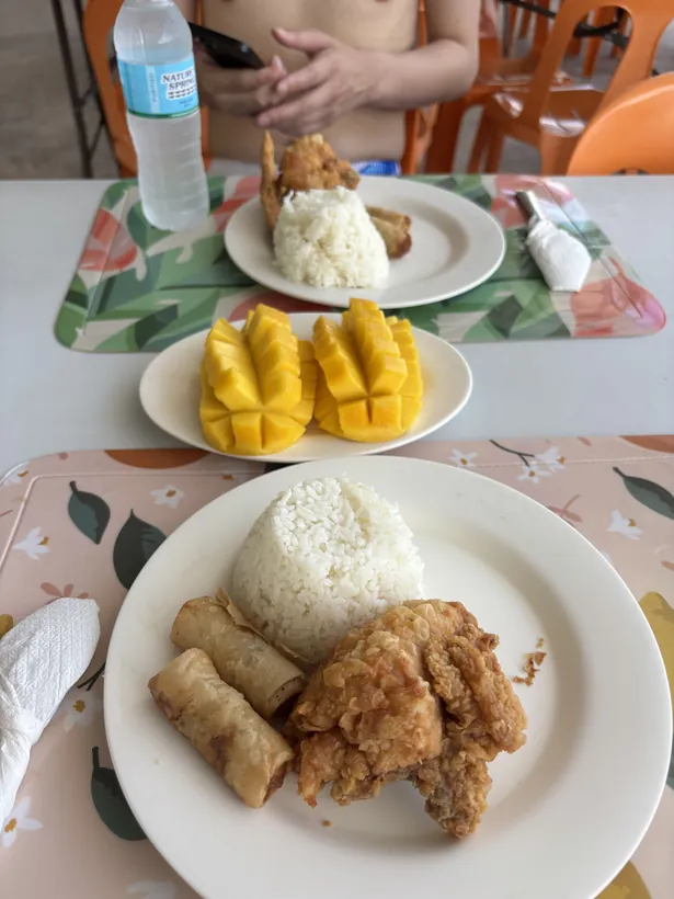 カワサン滝キャニオニング後のフィリピン料理ランチ