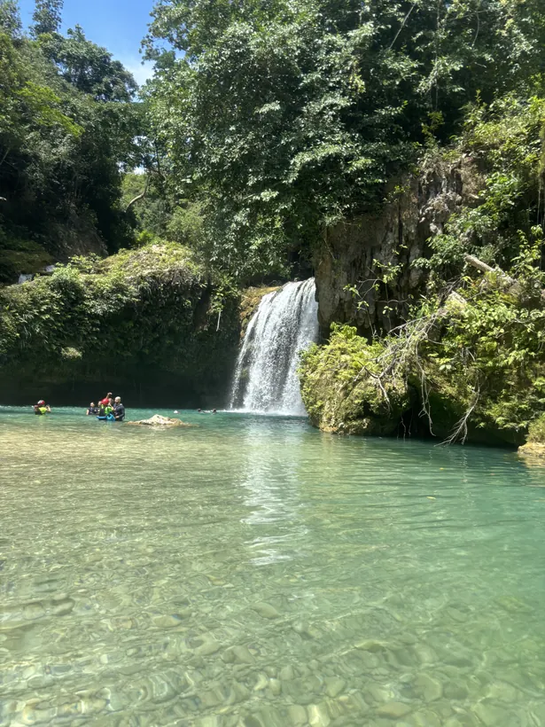 カワサン滝 透き通った水と滝の全景
