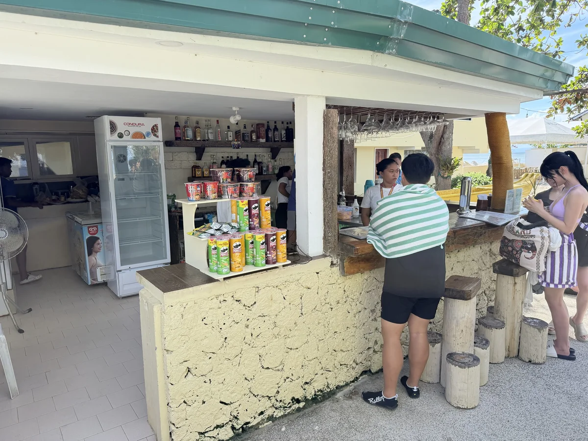 ナルスアン島の売店のカウンターで注文する様子