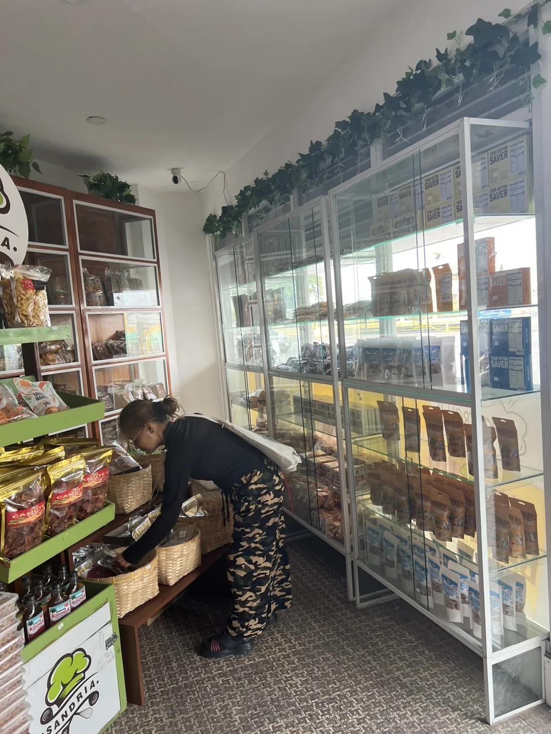 セブ島のパサルボン専門店の店内。ドライマンゴーやカモテのお菓子が棚に並ぶ