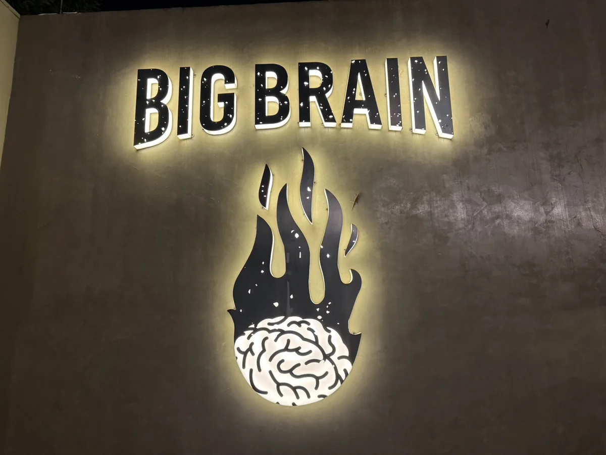 セブ市カサンバガンのトゥスロブワ専門店Big Brainの夜の看板。炎に包まれた脳みそのロゴが光っている