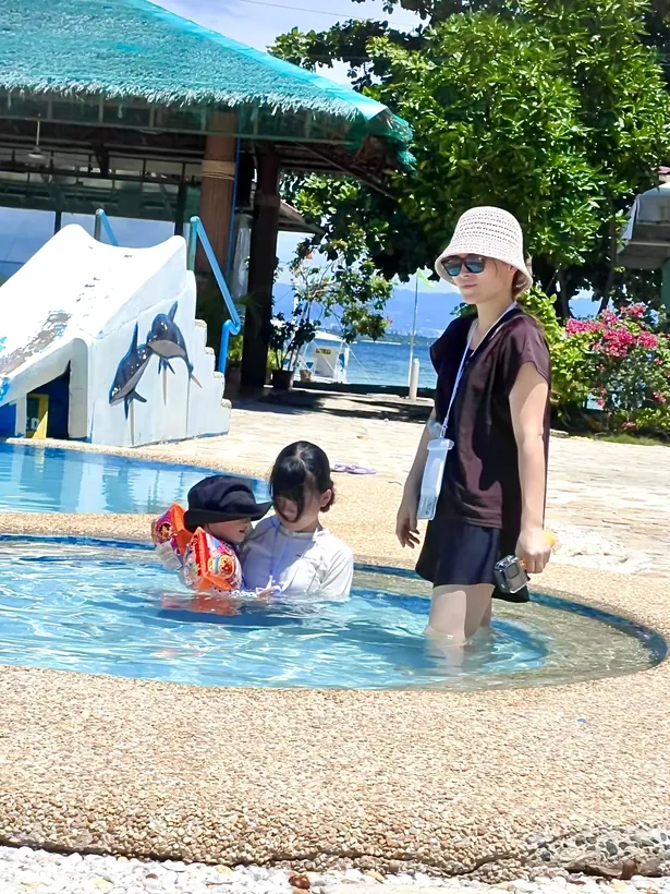 オランゴ島のキッズプールで遊ぶ姉妹と見守るお母様