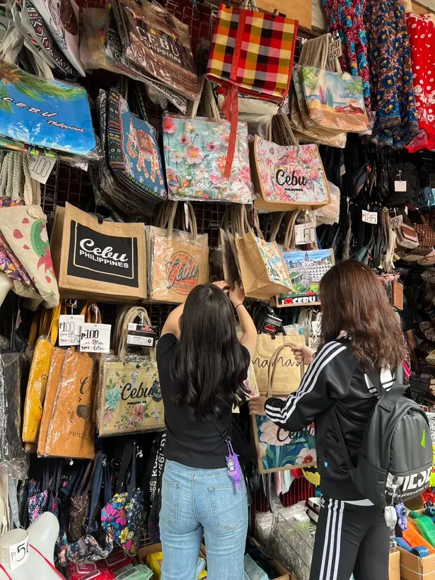 Cebuと書かれたバッグがずらりと並ぶ市場のお店