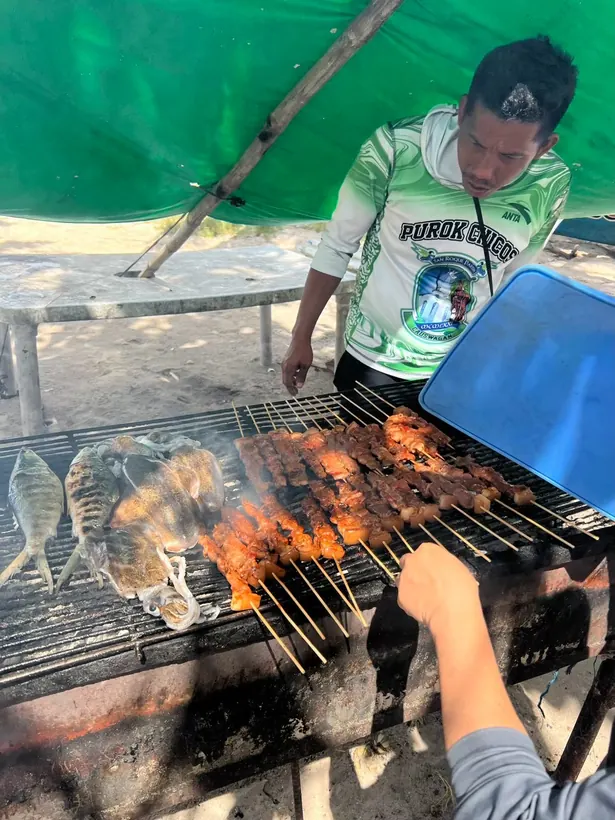 カオハガン島のBBQで焼かれる魚とイカと串焼き
