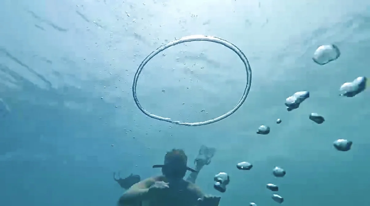 モアルボアルの海中に浮かぶバブルリング