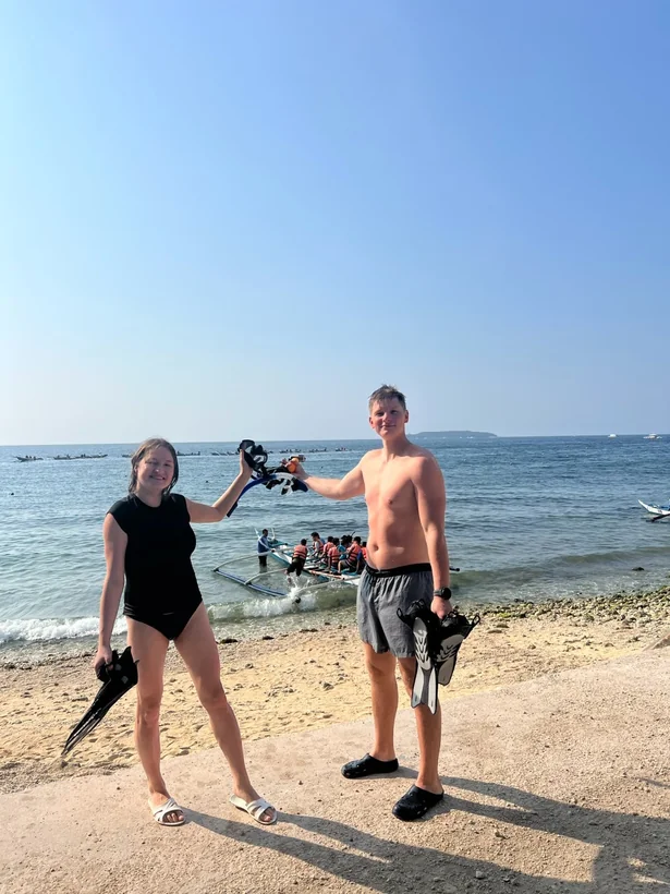 ジンベイザメを終えてオスロブの浜辺に戻ったお客様2名