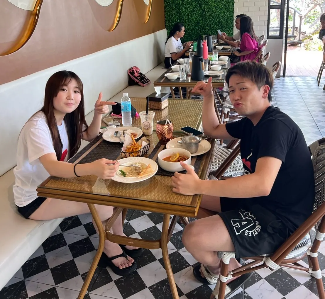 アルガオの海辺のレストランでランチを楽しむおふたり