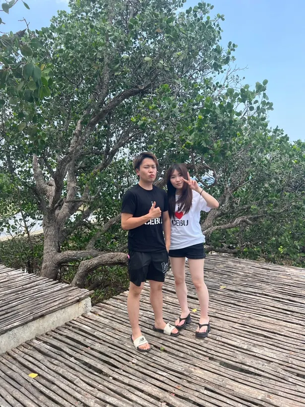 おそろいのI LOVE CEBU Tシャツで記念撮影するおふたり