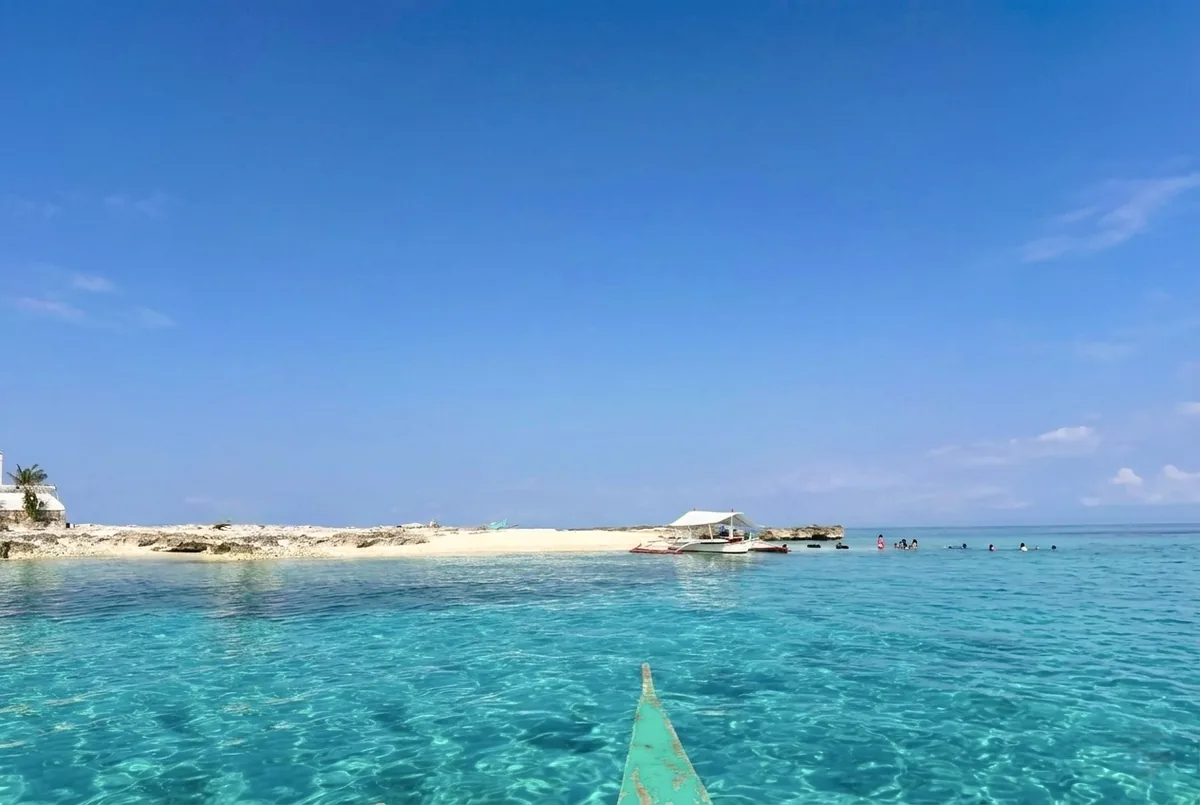 カピタンシリオ島の白砂と透明な海