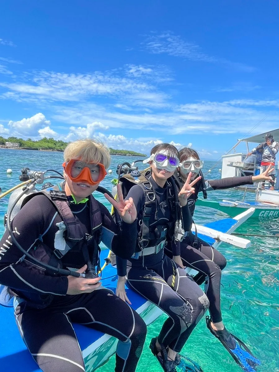 セブ島 ファンダイビング ボート上 殿様お姫様スタイル 笑顔のダイバー3名 至れり尽くせりのサポート体制